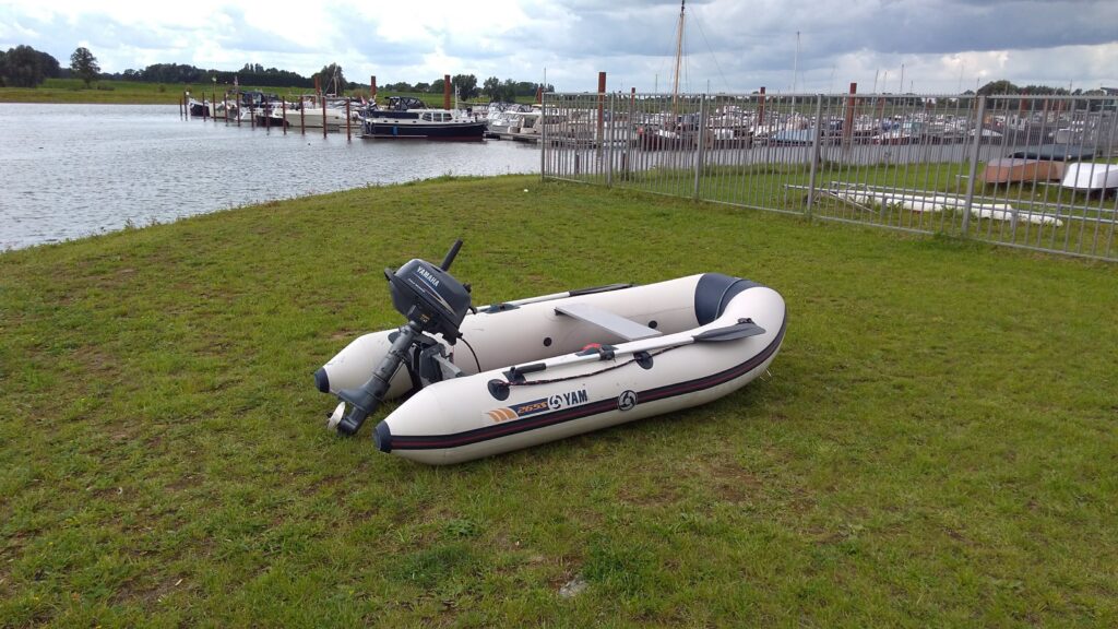 Rubberboot met buitenboordmotor